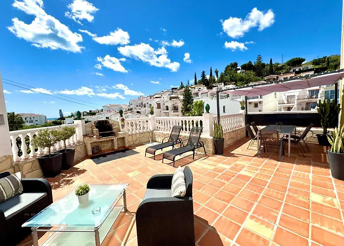 Casa En Nerja Con Gran Terraza, Muy Luminosa Y En Tranquila Urbanizacion